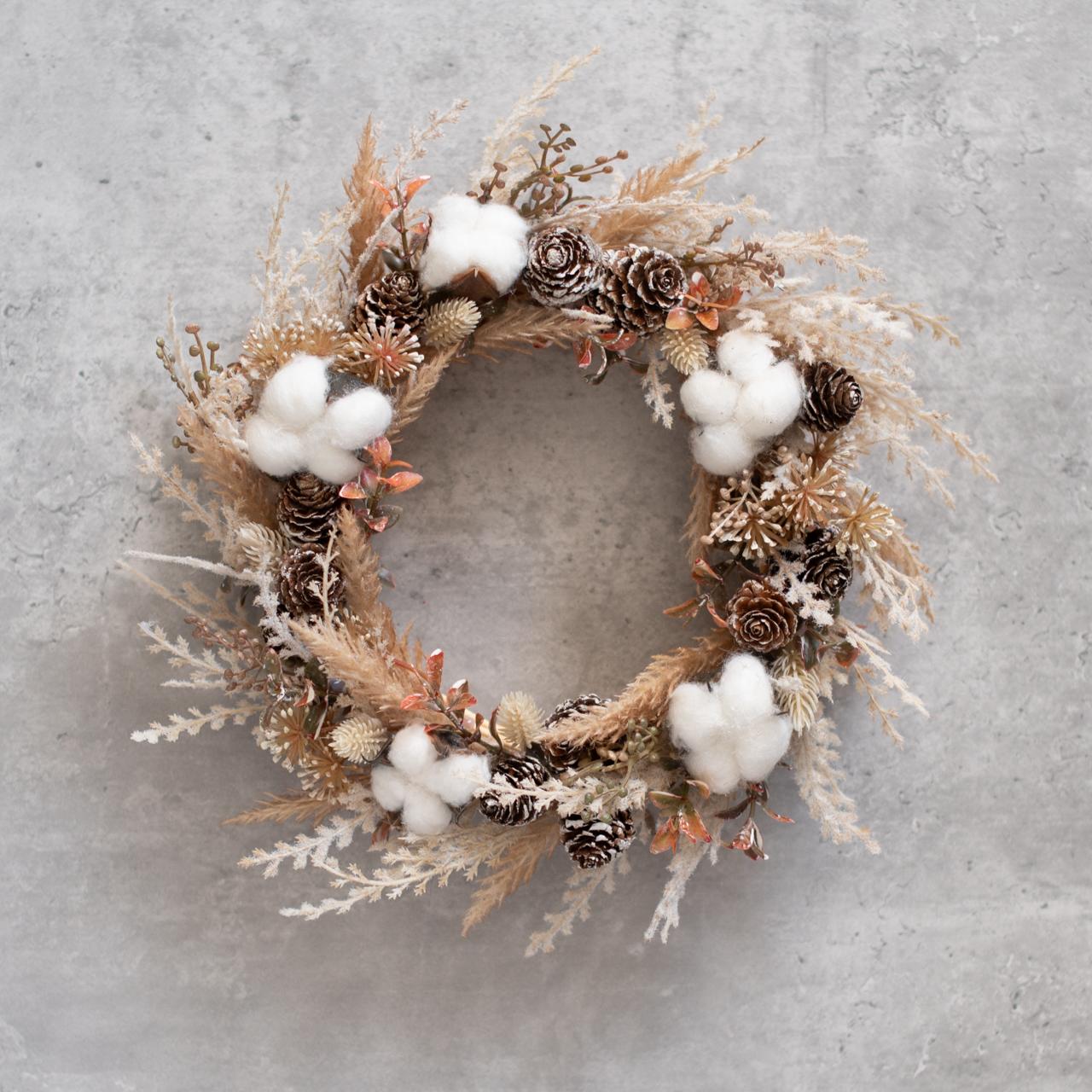 ナチュラルホワイトのクリスマスリース25㎝/アーティフィシャルフラワー｜コットン×木の実×松ぼっくり｜冬飾り・玄関リース